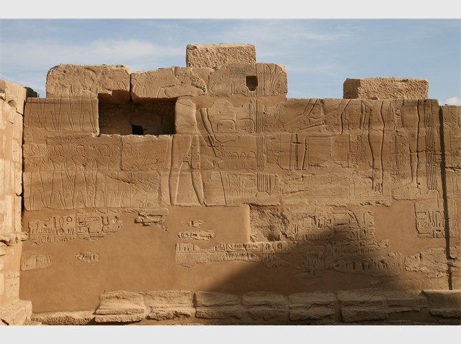 011_facade mur est cour avant le 10ème pylone (Horemheb et Toutankhamon) (1)