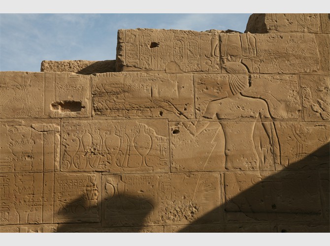 011_facade mur est cour avant le 10ème pylone (Horemheb et Toutankhamon) (15)