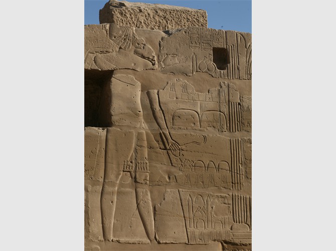 011_facade mur est cour avant le 10ème pylone (Horemheb et Toutankhamon) (6)