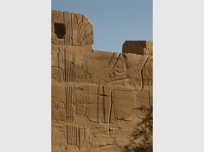 011_facade mur est cour avant le 10ème pylone (Horemheb et Toutankhamon) (9)
