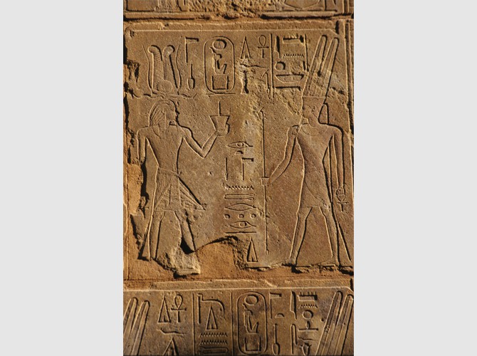 134b_306 Facade ouest assise 4 Les offrandes d'hatchepsout à Amon et Amon-Min, Hatchepsout offre l'encens à Amon