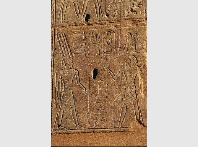 135a_32 Facade ouest assise 4 Les offrandes d'Hatchepsout à Amon et Amon-Min, Hatchepsout offre l'encens à Amon