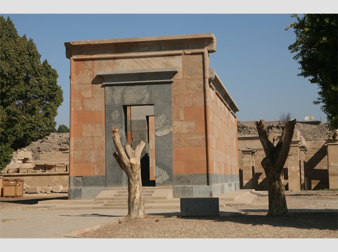 01-13a-Le reposoir remonté dans le musée en plein air de Karnak en 2001 _ Facade ouest, porte ouest et mur sud