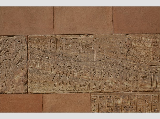53__226 sud ass 3 Th 3 encense la barque en procession hors du Tde Karnak vers l'Opet du sud Hatch encense la barque