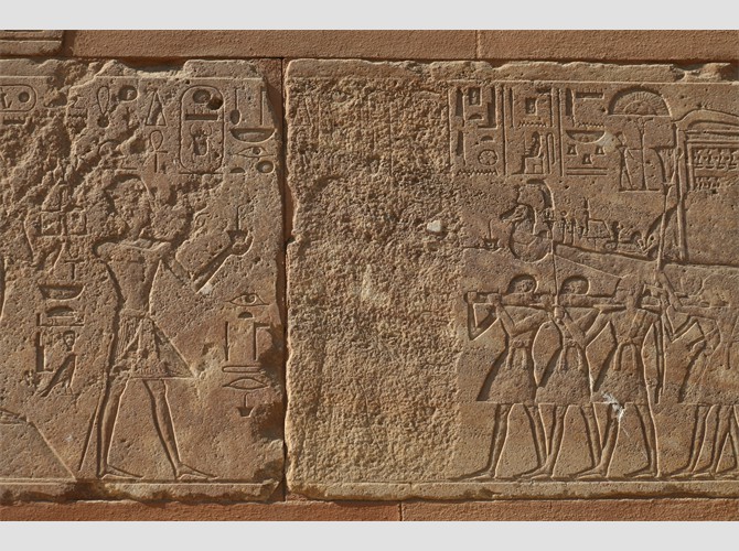 53a___ détail_300_226 sud assise 3 Th 3 encense la barque en procession hors du temple de Karnak vers l'Opet du sud