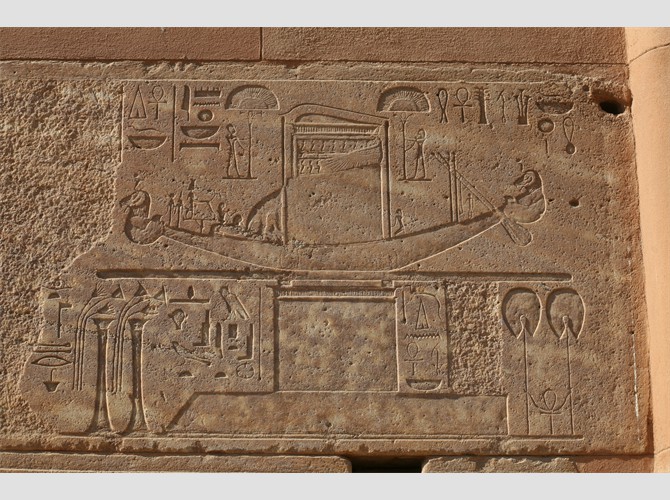 53c___226 sud assise 3 Hatchepsout encense la barque en station sur le grand siège du temple de Karnak
