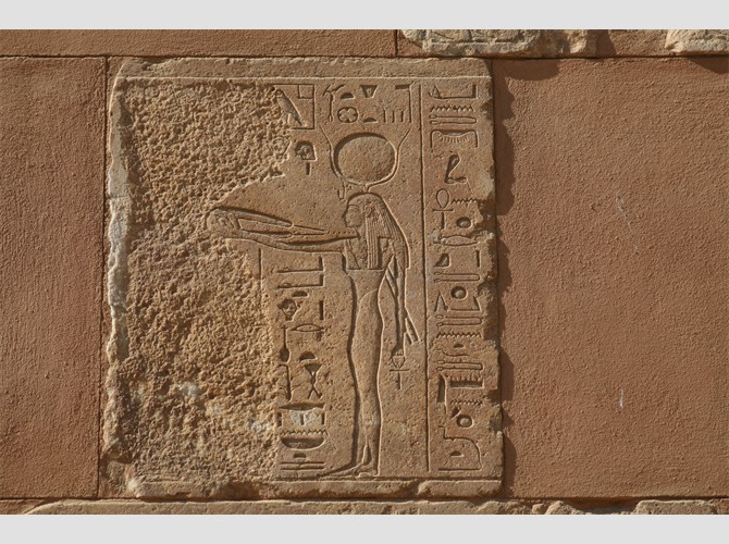58__148 sud assise 4 Hathor tend son collier ménat à Hatchepsout (2)