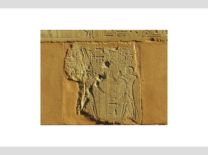 120a_313  Côté nord assise 6 offrandes à Amon et Amon-Min;Hatchepsout offre 2 pains à Amon