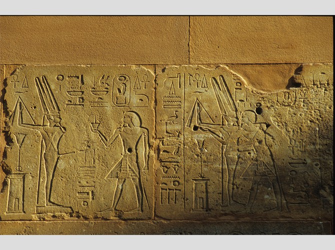 120b_162-15 Côté nord assise 6 offrandes à Amon et Amon-Min; Hatchepsout offre l'encens à Amon-Min; Th 3 serre Amon-min dans ses bras.