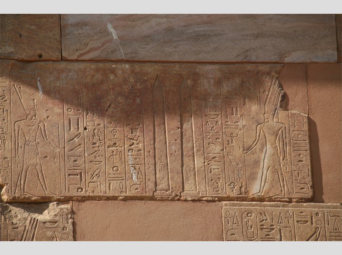 77___302 sud assise 7 Hatchepsout consacre à Amon la paire d'obélisques devant la ouadjyt de Karnak