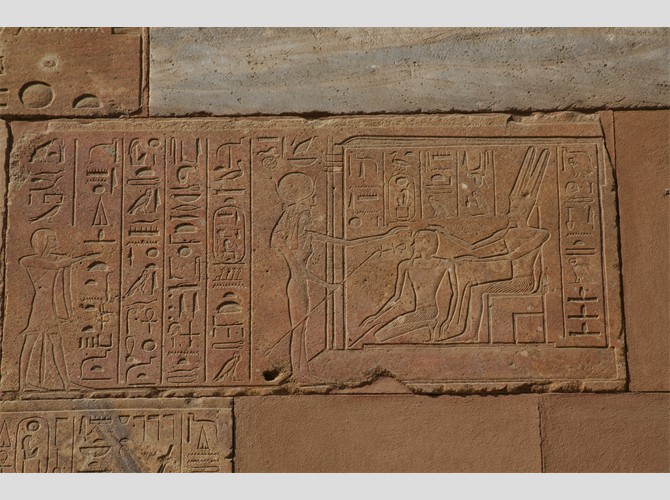 81___114 sud assise 7 En présence du prêtre Iounmoutef et de Mout, Hatchepsout reçoit la perruque ibès des mains d'Amon