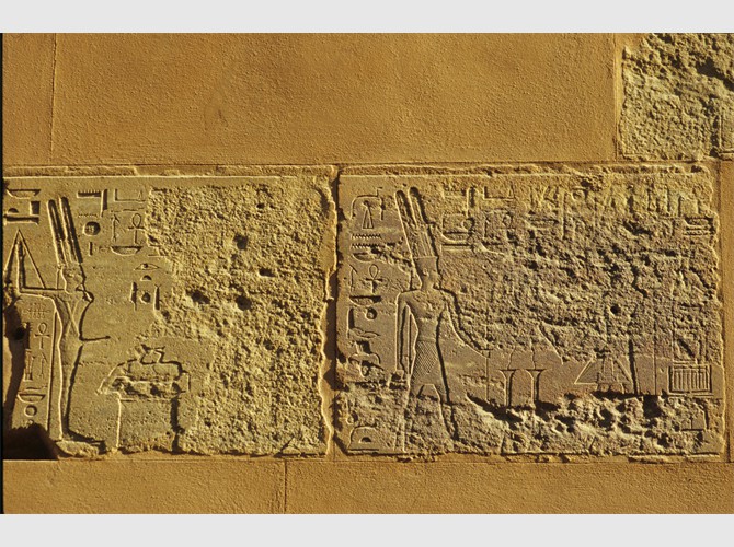 105_132-269 Côté nord assise 4 Offrandes à Amon et Amon-min; hatchepsout offre un veau à Amon-Min, Th 3 fait une double libation à Amon