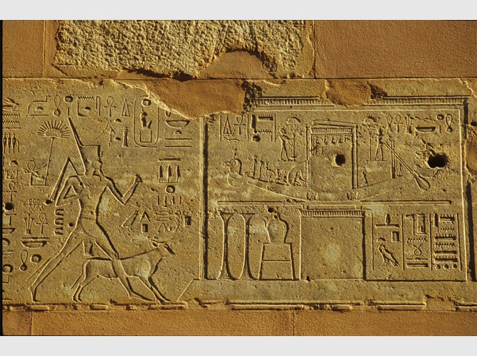110__128 Nord ass 5 Station dans la chapelle en calcite d'Amenhotep 1er, ferme est la fondation d'Amon, Hatch offrant la campagne court à côté du taureau Apis