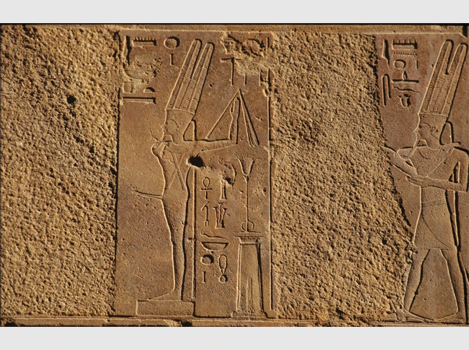136_307 Facade ouest assise 5, les offrandes d'Hatchepsout à Amon et à Amon-Min, Hatchepsout court devant Amon-Min, Amon serre hatchepsout contre lui