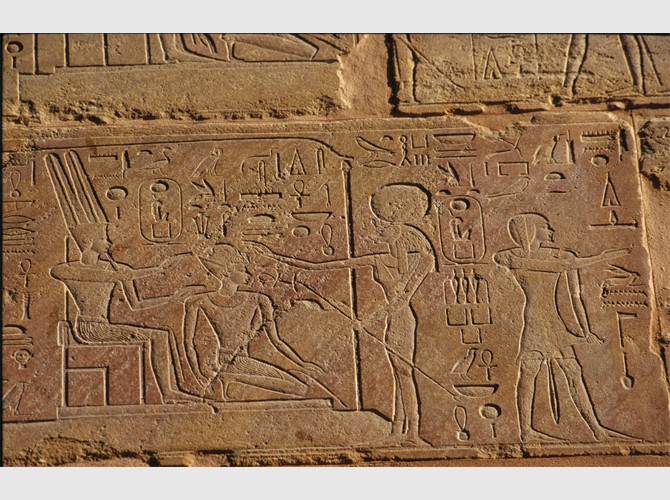 139a_159 Facade ouest assise 7 Le couronnement d'hatchepsout, En présence d'Ouret-Hékaou, khepresh par Amon