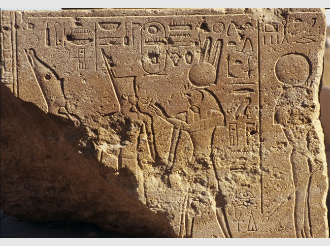 140b_73 Facade ouest assise 8 Le couronnement de Th 3,  Th3 est conduit par Montou et Atoum dans le temple d'Amon ,Ouret-Hékaou (-)