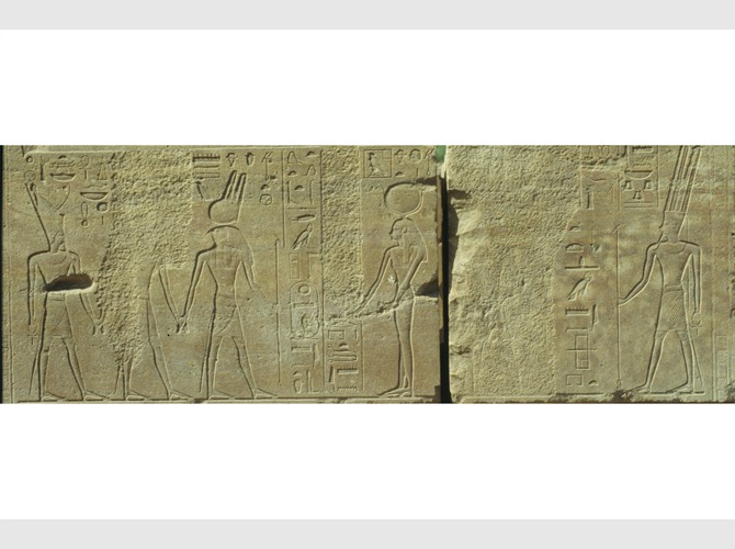 150a_24-110_Facade est assise 2, Hatchepsout est conduite vers Hathor par montou et Atoum, Hatchepsout se présente devant Amon dans le _grand château_