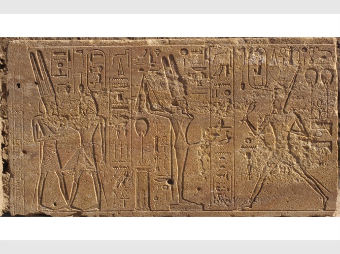 153a_25 Facade est assise 5 Les offrandes d'hatchepsout à Amon et Amon-Min, Amon serre hatchepsout contre lui, Hatchepsout court avec 2 vases devant Amon-Min