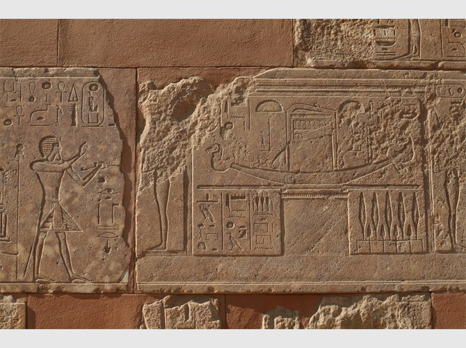 52___26_300 sud assise 3 Hatchepsout encense la barque en station dans le 1er reposoir Th 3 encense la barque en procession hors du temple de Karnak (2)