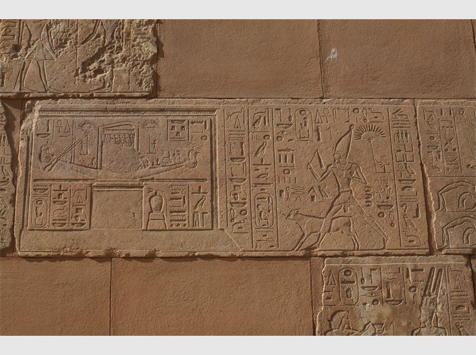 63___102 sud assise 5 Station dans la chapelle en calcite d'Amenhotep 1er, Hatchepsout, offrant la campagne, court à côté du taureau Apis (2)