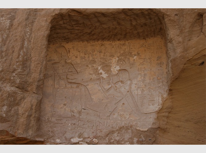 027-Stèle de Iouny, à gauche du temple