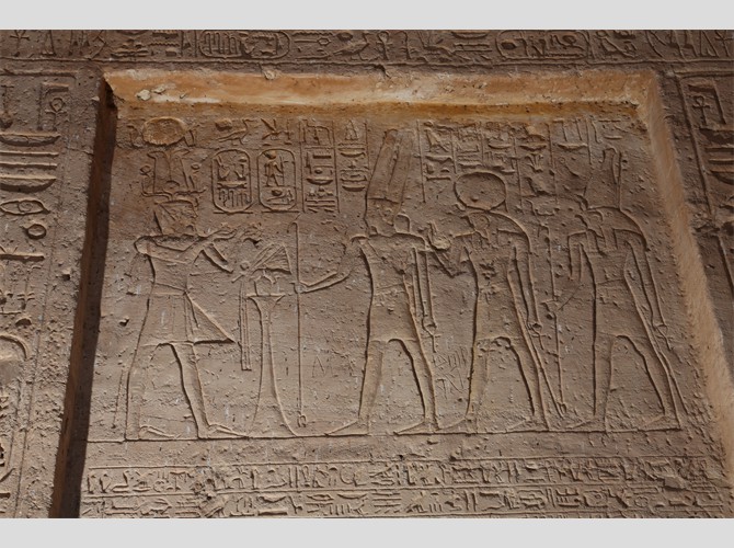 PM GT 10 stèle R2 vin à Amon_Rê, Rê_Harakhty, Horus de Ha détail