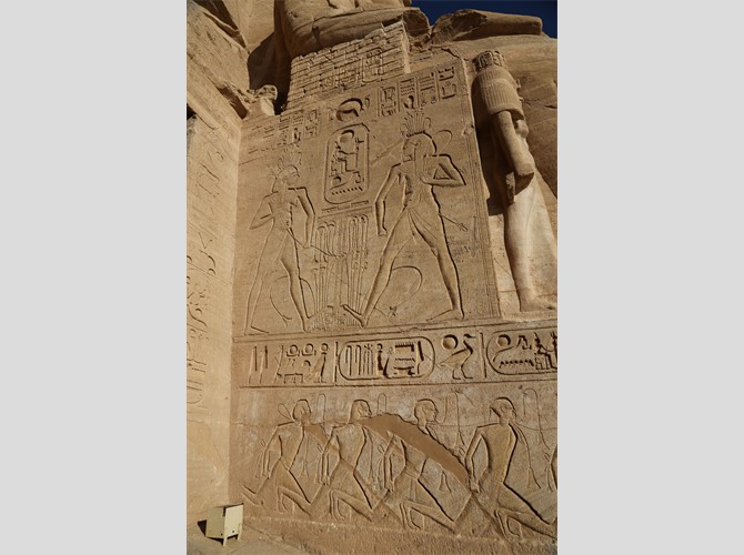 PM GT 26 Face sud Sema_Taouy, prisonniers, Nefertari