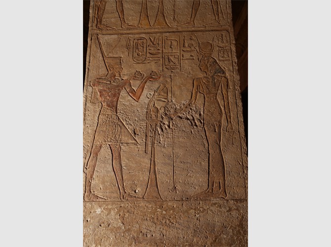PM GT 35_44 pilier VIIIb_2 vin à Hathor