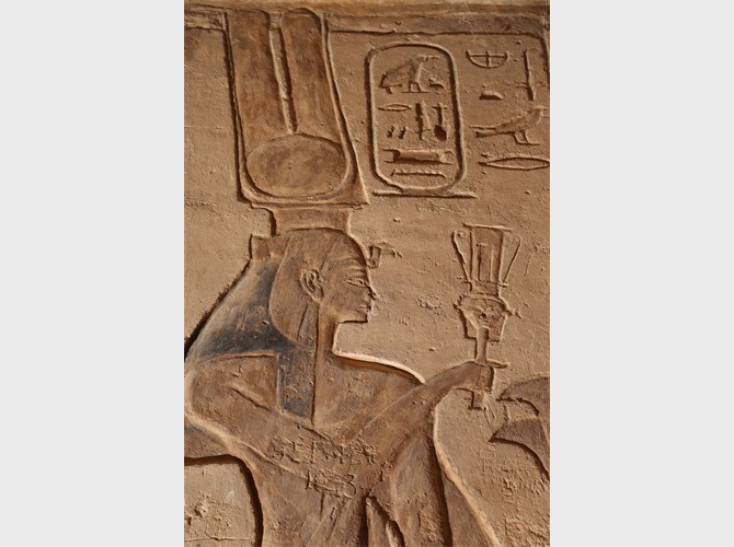 PM PT 15_29 pilier  Ia Néfertari avec sistre détail