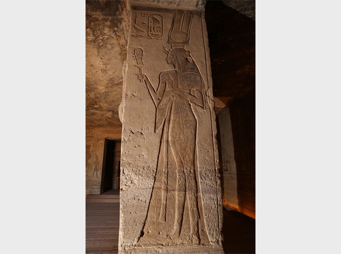 PM PT 15_29 pilier  IVa Néfertari avec sistre