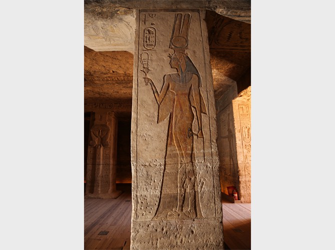 PM PT 15_29 pilier Ib Néfertari avec sistre