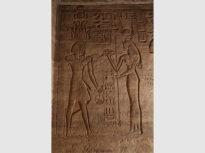 PM PT 16 R2 avec heb sed reçoit ménat d'Hathor de Abeshek