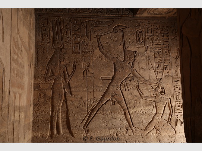 PM PT 21a2 R2 et Néfertari massacre asiatique dvt Horus de Meha