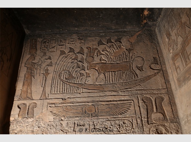 PM PT 32 Néfertari, fleurs à Hathor d'Abeshek en vache sur barque