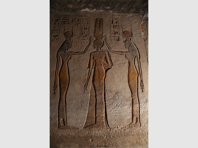 PM PT 34a Néfertari couronnée par Hathor d'Abeshek et Isis