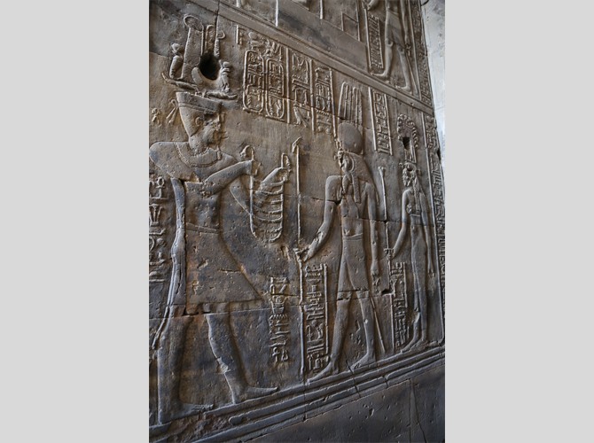 Opet PM 17 IId ch V Ptol offre collier à Khonsou et Hathor