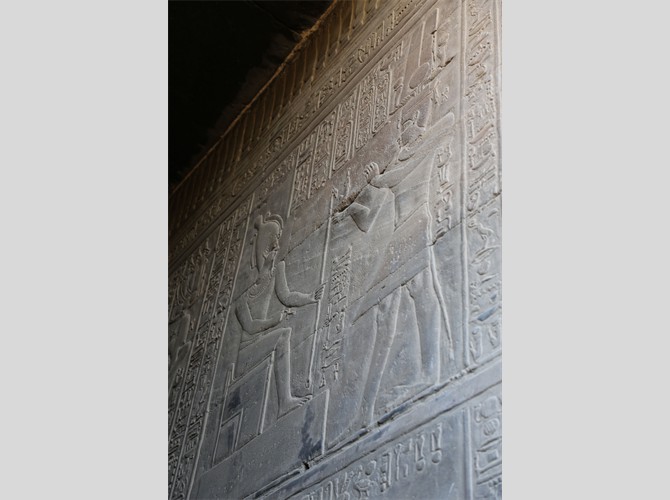 Opet PM 18 Ib ch V Ptol offre Maat à Osiris Ounennefer