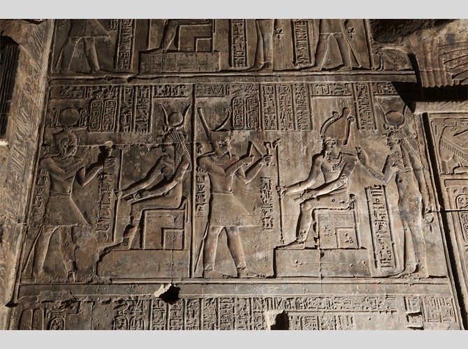 Opet PM 21 IIab ch VII Ptol miroir à Opet et Ptol régalia à Osiris et Isis
