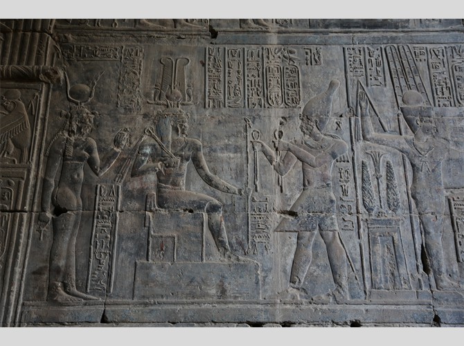 Opet PM 22 IIa ch VII Ptol vêtements à Osiris et nephtys