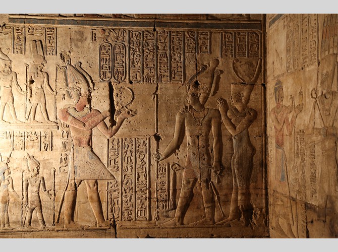 Opet PM 26 II b ch X Ptol 7 offrant couronne à Osiris et Amenet
