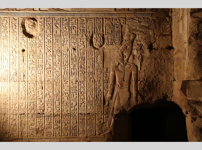 Opet PM 27 II b dte ch X Ptol 7 présente un texte (à Osiris et Isis)