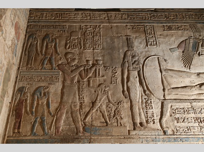 Opet PM 28 Ia  Ptol suivi de 4 dieux primordiaux et Horus tuant Seth