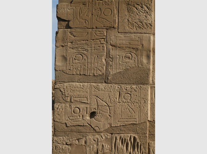 011_facade mur est cour avant le 10ème pylone (Horemheb et Toutankhamon) (11)