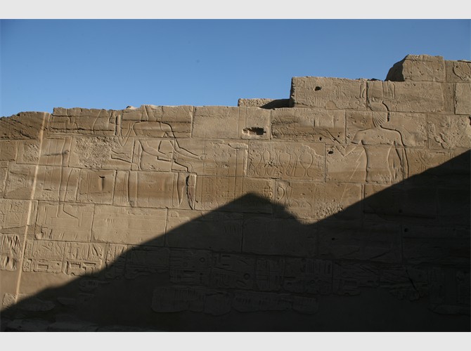 011_facade mur est cour avant le 10ème pylone (Horemheb et Toutankhamon) (24)