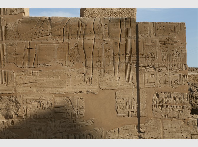 011_facade mur est cour avant le 10ème pylone (Horemheb et Toutankhamon) (8)