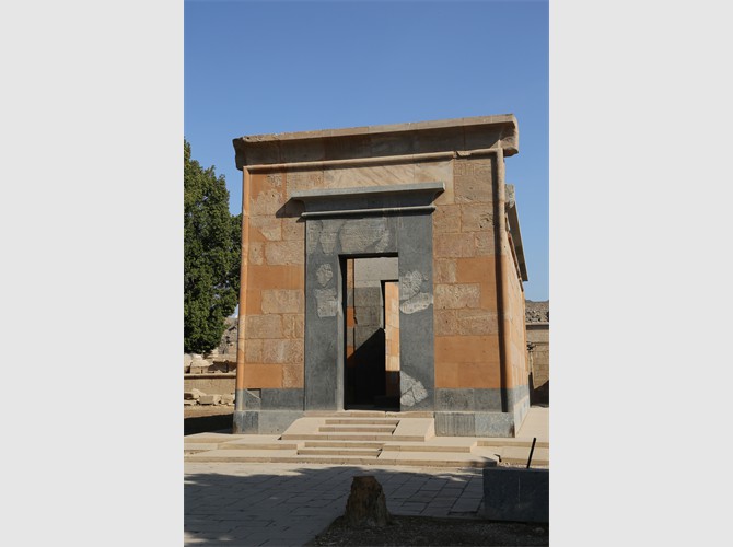 13a__Le reposoir remonté dans le musée en plein air de Karnak en 2001 _ Facade ouest  Porte Ouest