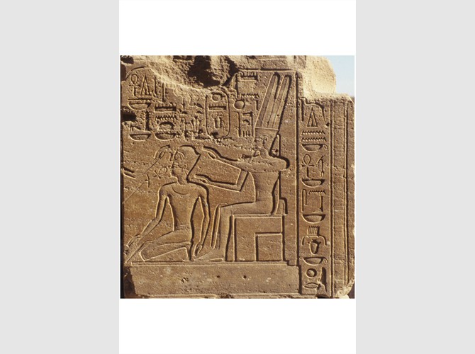 140c_106_Facade ouest assise 8 Le couronnement de Th 3, (en présence d'Ouret-Hékaou), Th 3 couronné du khepesh par Amon