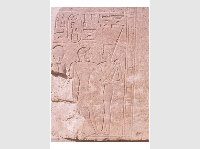 162d_161 Vestibule nord assise 2 Scènes du rituel de fondation, Amonit serre hatchepsout dans ses bras