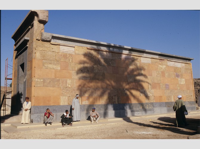 002-14a reposoir remonté dans le musée en plein air de Karnak en 2001_ Façades ouest et sud