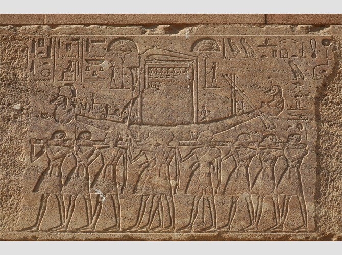 53b___226 sud assise 3 La barque en procession hors du temple de Karnak vers l'Opet du Sud